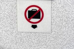 Nee zak onder stoel teken Aan vliegtuig foto
