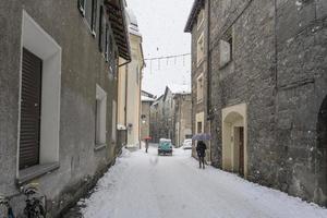 bormio middeleeuws dorp valtellina Italië onder de sneeuw in winter foto