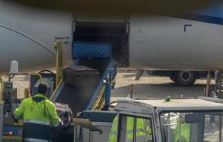 bagage bezig met laden Aan vliegtuig foto