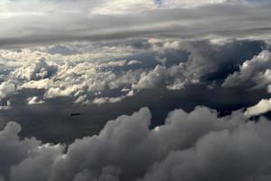 bewolkt lucht van vliegtuig venster terwijl vliegend foto