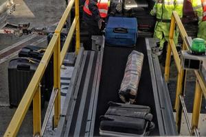 bagage bezig met laden Aan vliegtuig foto