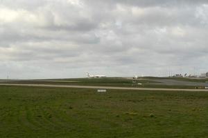 Parijs, Frankrijk - november 7 2019 - Parijs luchthaven cdg landen en bezig met laden lading en passagier foto