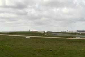 Parijs, Frankrijk - november 7 2019 - Parijs luchthaven cdg landen en bezig met laden lading en passagier foto