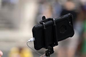 toerist nemen selfie Bij fontana di Trevi fontein Rome foto