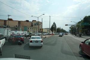 Mexico stad, Mexico - maart 18 2018 - Mexicaans metropolis hoofdstad overbelast verkeer foto