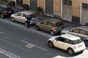 Genua, Italië - april 9 2020 - lokaal Politie controle gedurende coronavirus covid quarentine foto