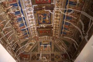 ferrara, Italië - september 29 2018 - middeleeuws schilderijen in estense kasteel in ferrara Italië onder restauratie foto