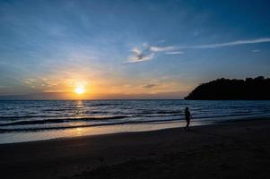 silhouet mensen met mooi idyllisch zeegezicht zonsondergang visie Aan kohkood eiland in laag seizoen reizen.koh goed, ook bekend net zo ko kut, is een eiland in de golf van Thailand foto