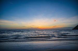 mooi idyllisch zeegezicht zonsondergang visie Aan kohkood eiland in laag seizoen reizen.koh goed, ook bekend net zo ko kut, is een eiland in de golf van Thailand foto