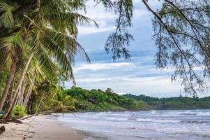 mooi idyllisch zeegezicht visie Aan kohkood eiland in laag seizoen reizen.koh goed, ook bekend net zo ko kut, is een eiland in de golf van Thailand foto