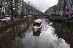 Amsterdam, Nederland - februari 25 2020 - oud stad- grachten foto