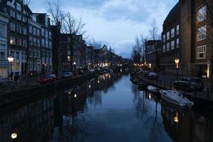 Amsterdam, Nederland - februari 25 2020 - oud stad- grachten foto