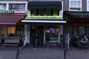 Amsterdam, Nederland - februari 25 2020 - koffie winkel in de oud stad- foto