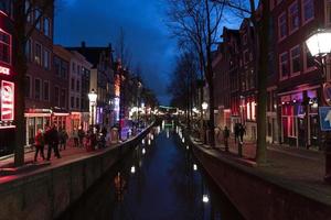 Amsterdam, Nederland - februari 25 2020 - rood licht wijk in de oud stad- foto