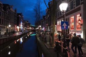 Amsterdam, Nederland - februari 25 2020 - rood licht wijk in de oud stad- foto