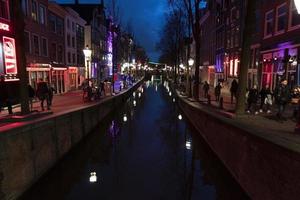 Amsterdam, Nederland - februari 25 2020 - rood licht wijk in de oud stad- foto