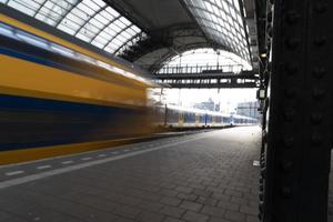 Amsterdam, Nederland - februari 25 2020 - trein aankomen in centraal station oud stad- foto