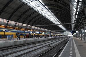 Amsterdam, Nederland - februari 25 2020 - centraal station oud stad- foto