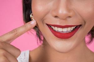 close-up van modieuze vrouw met rode lippen foto
