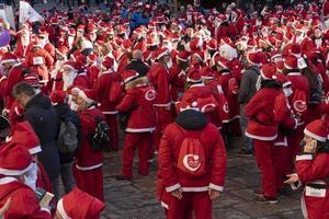 Genua, Italië - december 22 2019 - traditioneel de kerstman claus wandelen foto