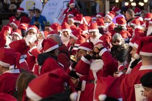 Genua, Italië - december 22 2019 - traditioneel de kerstman claus wandelen foto