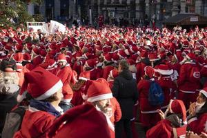 Genua, Italië - december 22 2019 - traditioneel de kerstman claus wandelen foto