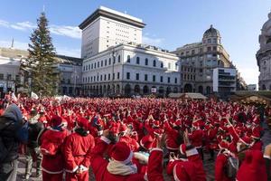 Genua, Italië - december 22 2019 - traditioneel de kerstman claus wandelen foto