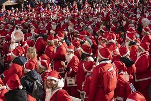 Genua, Italië - december 22 2019 - traditioneel de kerstman claus wandelen foto