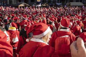 Genua, Italië - december 22 2019 - traditioneel de kerstman claus wandelen foto