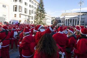 Genua, Italië - december 22 2019 - traditioneel de kerstman claus wandelen foto