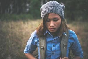 vintage zomer levensstijl mode portret van jonge hipster vrouw foto