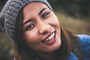 portret van een jonge mooie glimlach vrouw bij zonsondergang foto