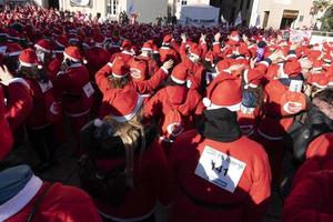 Genua, Italië - december 22 2019 - traditioneel de kerstman claus wandelen foto