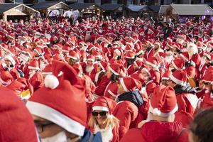 Genua, Italië - december 22 2019 - traditioneel de kerstman claus wandelen foto