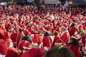 Genua, Italië - december 22 2019 - traditioneel de kerstman claus wandelen foto