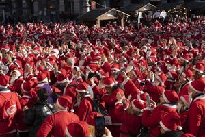 Genua, Italië - december 22 2019 - traditioneel de kerstman claus wandelen foto