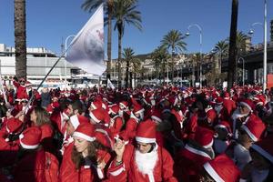 Genua, Italië - december 22 2019 - traditioneel de kerstman claus wandelen foto