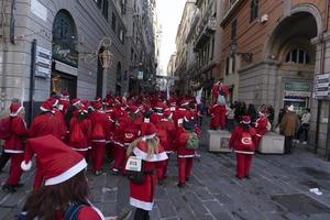 Genua, Italië - december 22 2019 - traditioneel de kerstman claus wandelen foto