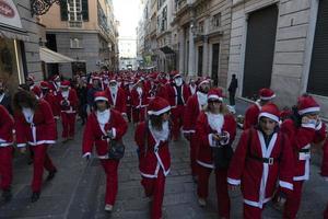 Genua, Italië - december 22 2019 - traditioneel de kerstman claus wandelen foto