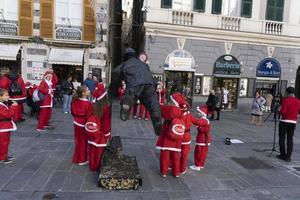 Genua, Italië - december 22 2019 - traditioneel de kerstman claus wandelen foto