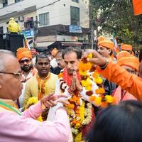 Delhi, Indië, december 02 2022 -bharatiya janate partij bjp supporter gedurende mega weg tonen in ondersteuning van bjp kandidaat pankaj luthara naar het dossier voordracht papieren verder van mcd lokaal lichaam verkiezingen 2022 foto