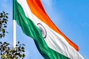 indiase vlag hoog op connaught plaats met trots in blauwe lucht, indiase vlag wapperen, indiase vlag op onafhankelijkheidsdag en republiek dag van india, tilt-up shot, wuivende indische vlag, har ghar tiranga foto