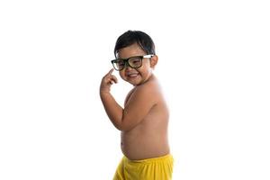 gelukkig weinig schattige Aziatische jongen bril met blij gezicht op witte achtergrond foto