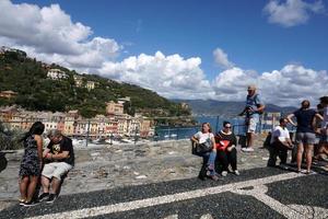 portofino, Italië - september 19 2017 - vip en toerist in pittoresk dorp foto