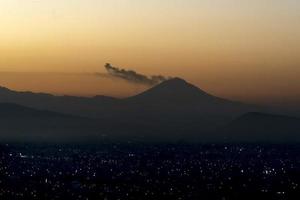 popocatepetl vulkaan uitbarsting in de buurt Mexico stad antenne visie Bij zonsopkomst foto