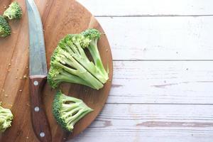 plakjes broccoli en snijplank op tafel foto