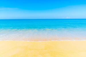 mooi strand en blauwe lucht foto