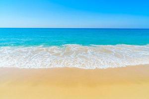 mooi strand en blauwe lucht foto