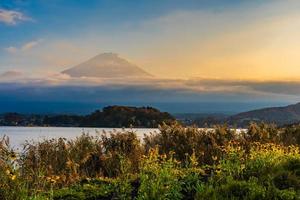 mt. fuji in japan in de herfst foto