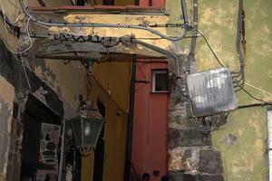 vernazza, Italië - september 23 2017 - toerist in cinque terre Aan regenachtig dag foto